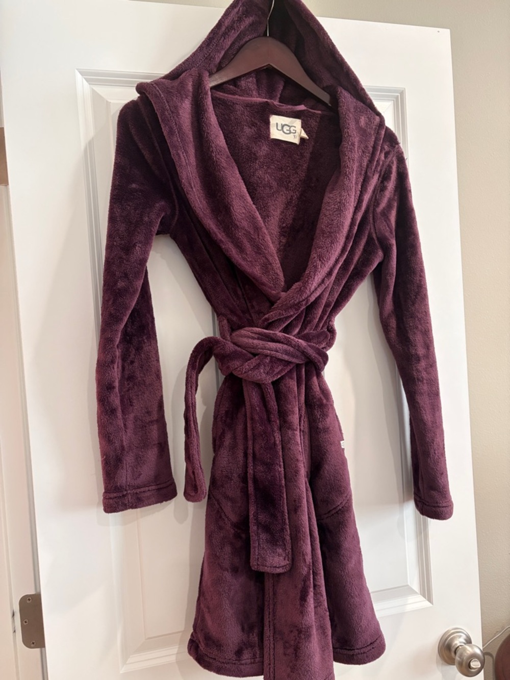 UGG Plush Hooded Robe in Plum S XS wrap tie belt EUC purple lounging hood